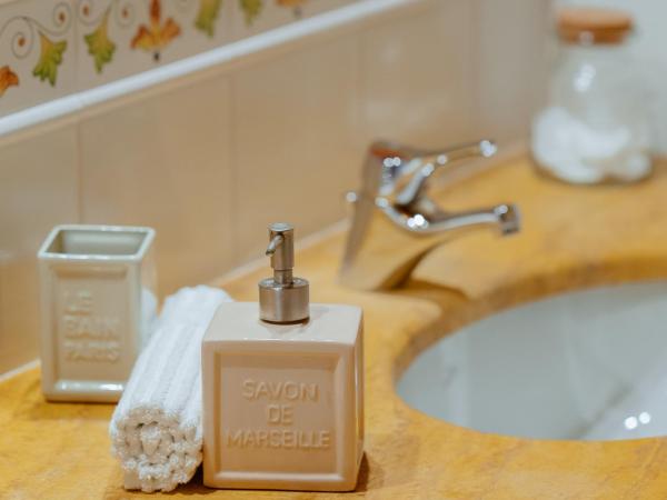 Quarenghi16 : photo 6 de la chambre chambre familiale avec salle de bains privative