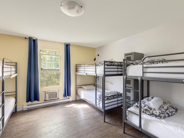 Samesun Kelowna Hostel : photo 8 de la chambre lit simple dans dortoir mixte de 8 lits