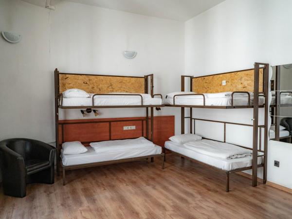 Equity Point Budapest : photo 5 de la chambre chambre quadruple avec salle de bains privative