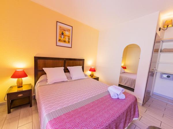 Hotel Hélios : photo 3 de la chambre chambre double Économique - piscine chauffée et parking gratuit