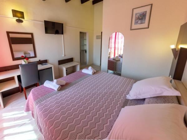 Hotel Hélios : photo 1 de la chambre chambre familiale (2 adultes + 2 enfants) - piscine chauffée et parking gratuit