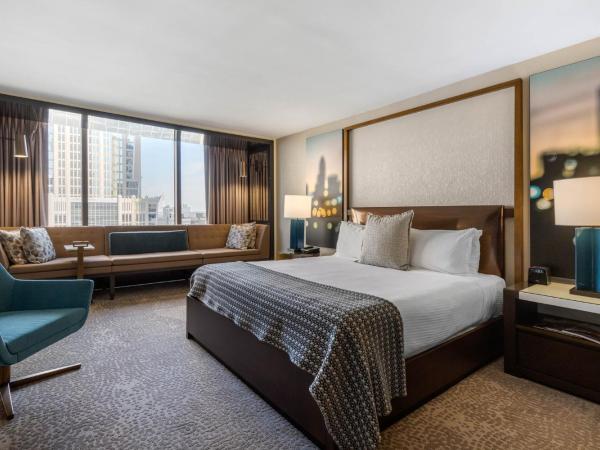 Omni Charlotte Hotel : photo 2 de la chambre chambre lit king-size premier - accessible aux personnes à mobilité réduite