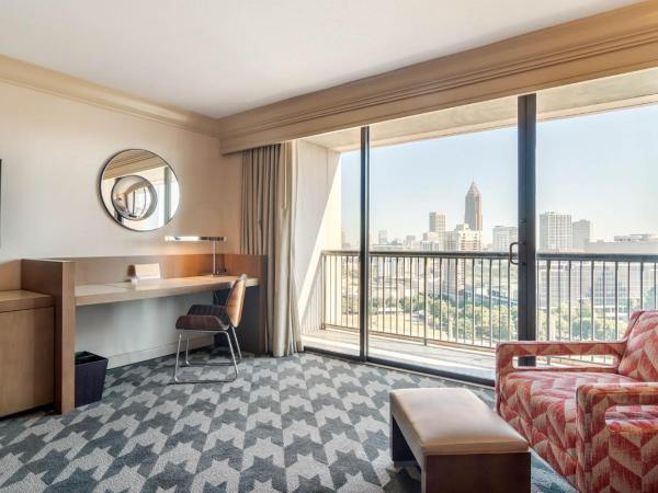 Omni Atlanta Hotel at Centennial Park : photo 1 de la chambre 	 premier room park view - 1 king bed w/ balcony
