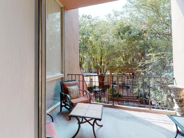 The Presidents' Quarters Inn : photo 1 de la chambre suite lit king-size avec balcon