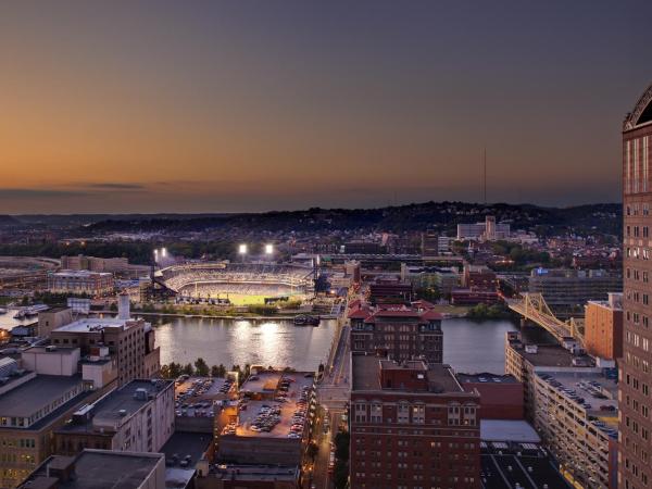 Fairmont Pittsburgh : photo 2 de la chambre chambre deluxe avec 2 lits queen-size - vue sur rivière et ballpark