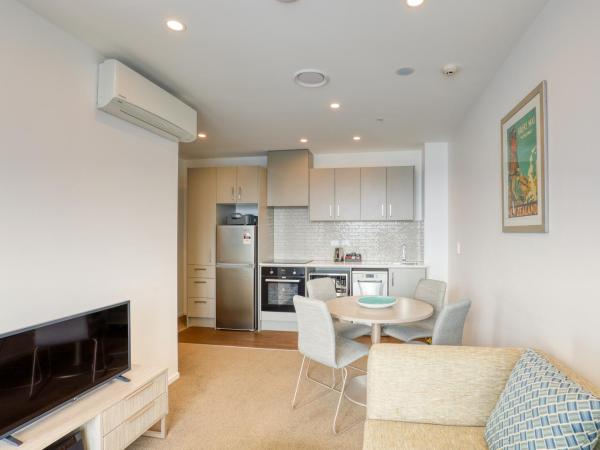 Ramada Suites By Wyndham Victoria Street West : photo 2 de la chambre appartement avec balcon