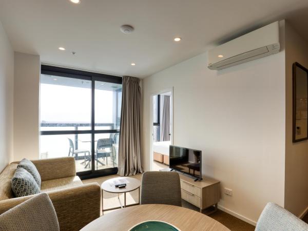 Ramada Suites By Wyndham Victoria Street West : photo 7 de la chambre appartement avec balcon