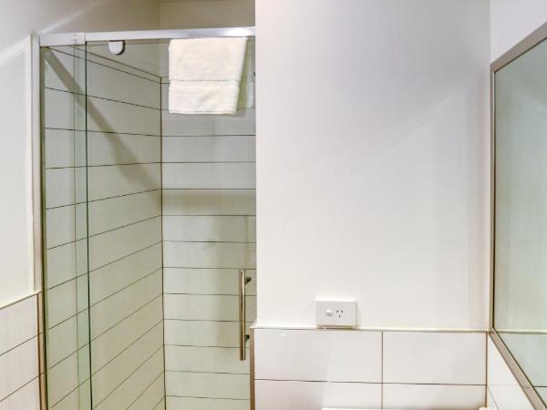 Ramada Suites By Wyndham Victoria Street West : photo 3 de la chambre appartement avec balcon