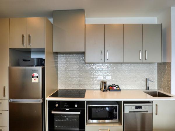 Ramada Suites By Wyndham Victoria Street West : photo 5 de la chambre appartement avec balcon