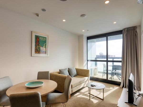 Ramada Suites By Wyndham Victoria Street West : photo 4 de la chambre appartement avec balcon