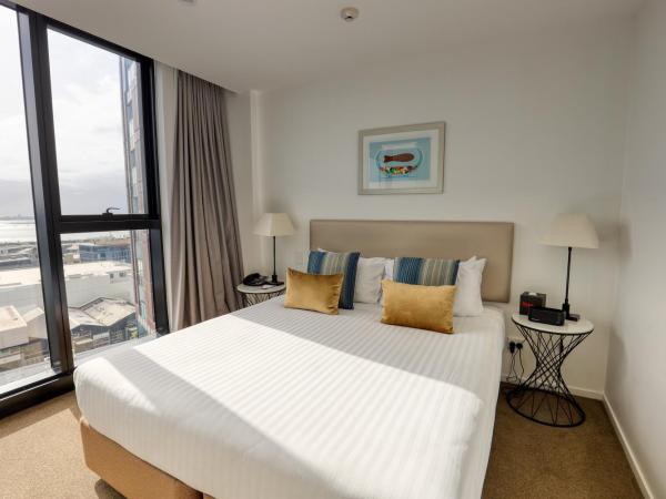 Ramada Suites By Wyndham Victoria Street West : photo 6 de la chambre appartement avec balcon