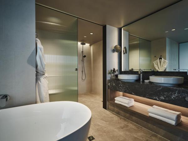 Pullman Melbourne On the Park : photo 8 de la chambre suite lit king-size supérieure - vue sur ville et sur jardin