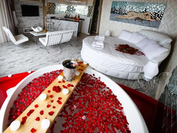 Melek Hotels Moda : photo 6 de la chambre suite lit king-size avec jacuzzi