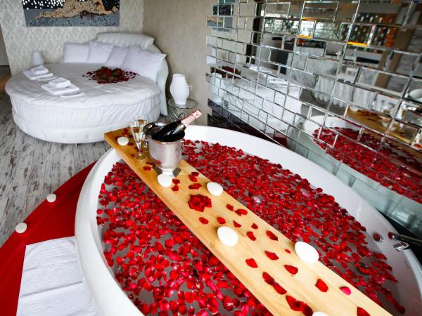 Melek Hotels Moda : photo 5 de la chambre suite lit king-size avec jacuzzi