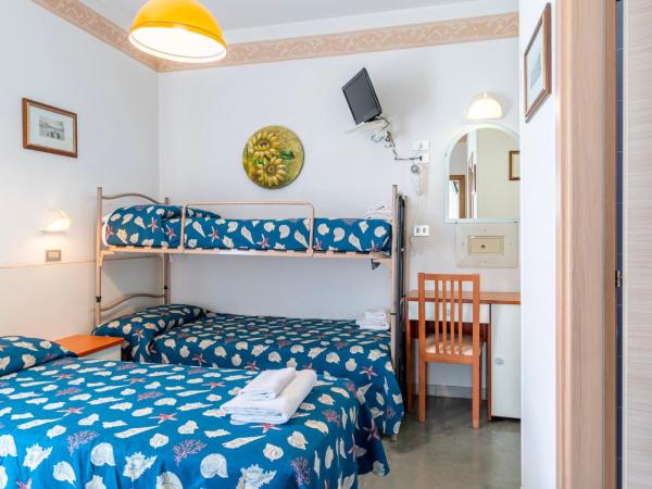 Hotel Milanese : photo 2 de la chambre chambre quintuple - vue latérale sur mer