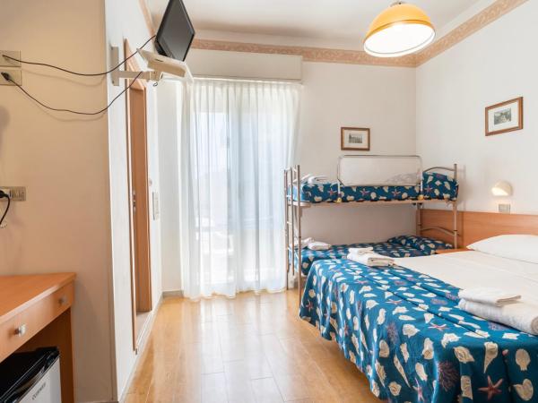 Hotel Milanese : photo 8 de la chambre chambre sextuple - vue latérale sur mer