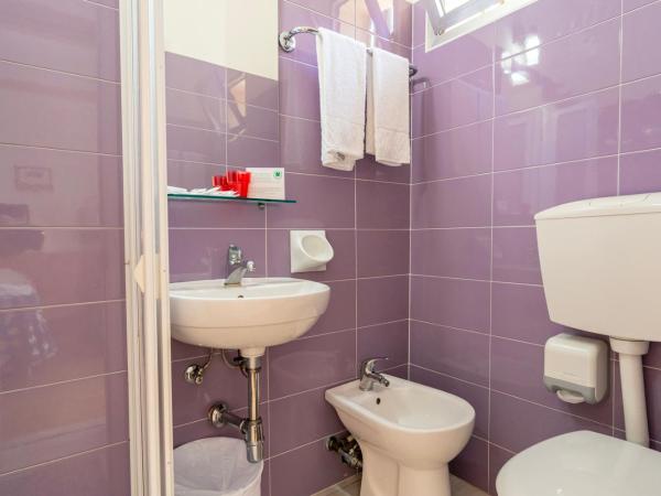 Hotel Milanese : photo 10 de la chambre chambre sextuple - vue latérale sur mer