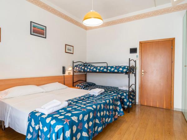 Hotel Milanese : photo 4 de la chambre chambre sextuple - vue latérale sur mer