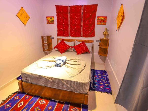 The Rina Hostel : photo 10 de la chambre chambre double avec salle de bains privative