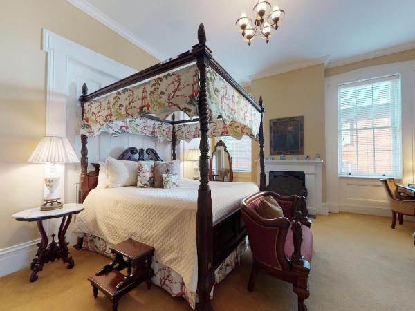 The Presidents' Quarters Inn : photo 7 de la chambre suite lit king-size avec balcon