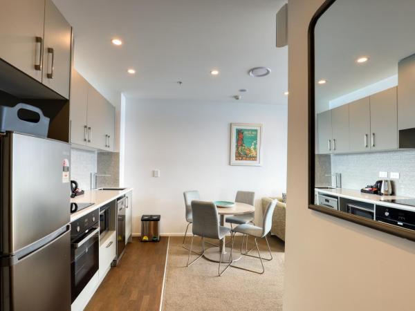 Ramada Suites By Wyndham Victoria Street West : photo 9 de la chambre appartement avec balcon