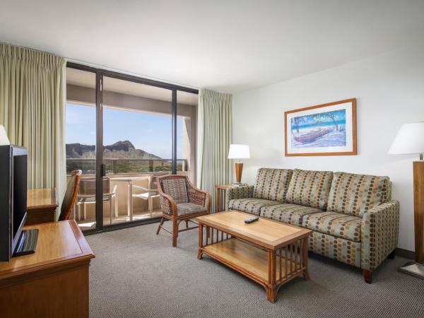Aston Waikiki Sunset : photo 4 de la chambre suite 2 chambres avec vue partielle sur l'océan
