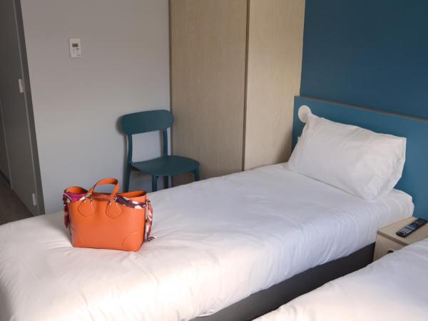 Hotel Ibis Budget Fecamp : photo 1 de la chambre chambre double avec lit pliant