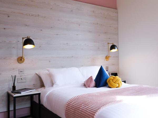 Revolver : photo 4 de la chambre king size bed - shared facilities