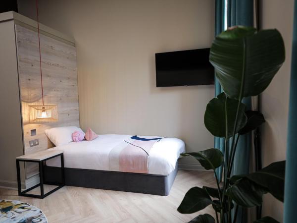 Revolver : photo 7 de la chambre double & single bed - shared facilities