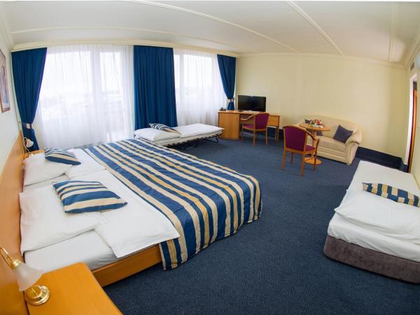 TOP HOTEL Praha : photo 2 de la chambre chambre familiale supérieure