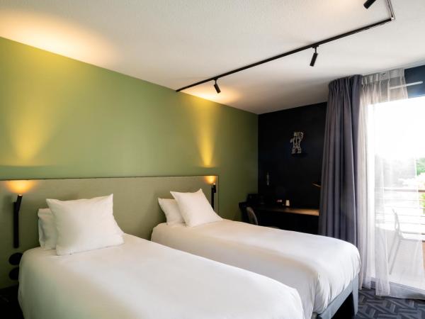 Tribe Carcassonne : photo 5 de la chambre chambre lits jumeaux confort avec balcon - vue sur ville