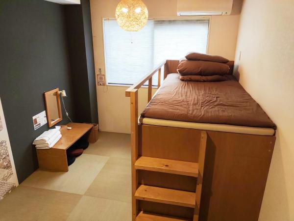 USJに一番近いゲストハウス J-Hoppers Osaka Universal : photo 6 de la chambre chambre avec 1 mezzanine et salle de bains commune