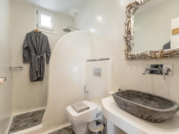 Naxos Finest Hotel & Villas : photo 8 de la chambre  junior suite with private veranda & outdoor hot tub | semi-basement