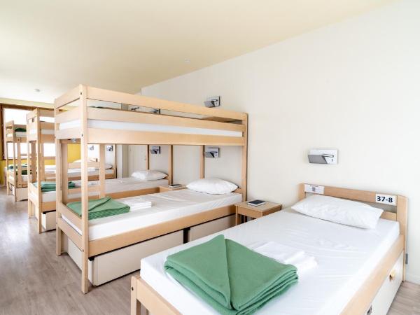 Adveniat Paris : photo 1 de la chambre lits superposés dans dortoir hommes de 8 lits