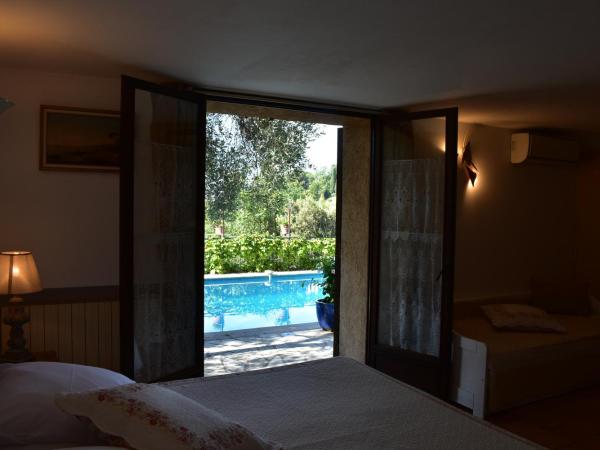 Chambre d'hôte Chez Dany - Mougins : photo 3 de la chambre chambre triple - vue sur la piscine