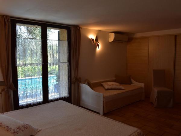 Chambre d'hôte Chez Dany - Mougins : photo 4 de la chambre chambre triple - vue sur la piscine