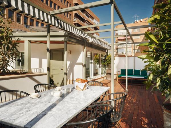 BLESS Hotel Madrid - The Leading Hotels of the World : photo 7 de la chambre villa avec baignoire spa et terrasse