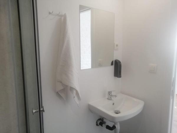 BED Collège : photo 4 de la chambre chambre simple avec salle de bains privative