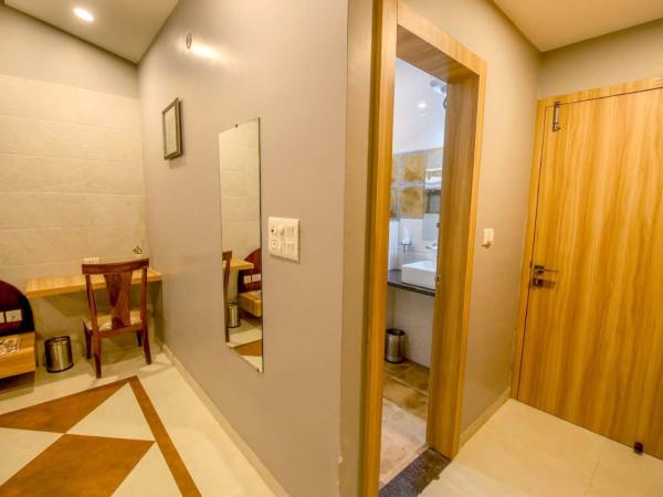 Gems Suites-A Boutique Stay : photo 5 de la chambre chambre double deluxe avec balcon