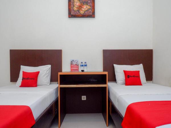 RedDoorz Syariah At Namira Hotel : photo 3 de la chambre chambre lits jumeaux