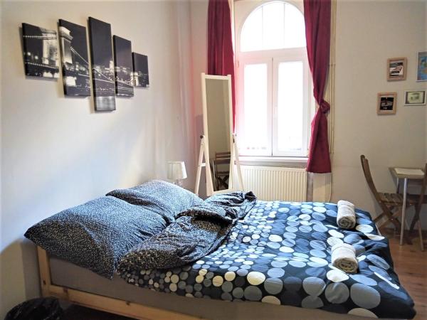 Aurora Apartments : photo 4 de la chambre chambre double avec salle de bains commune