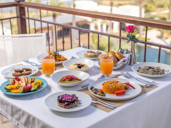 Four Seasons Hotel Tunis : photo 4 de la chambre chambre lit king-size de luxe - vue sur mer