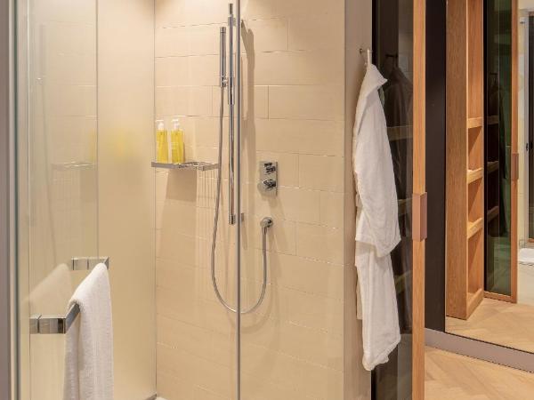 Andaz Munich Schwabinger Tor - a concept by Hyatt : photo 5 de la chambre chambre lit king-size - vue sur ville