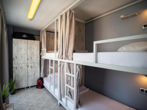 Bedway Athens Hostel : photo 2 de la chambre lit dans dortoir mixte de 6 lits avec terrasse privée