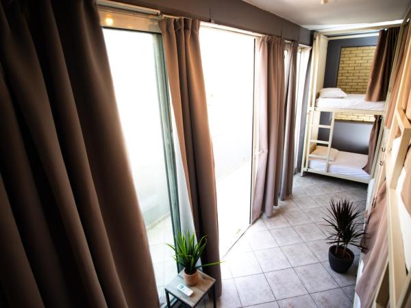 Bedway Athens Hostel : photo 3 de la chambre lit dans dortoir mixte de 6 lits avec terrasse privée