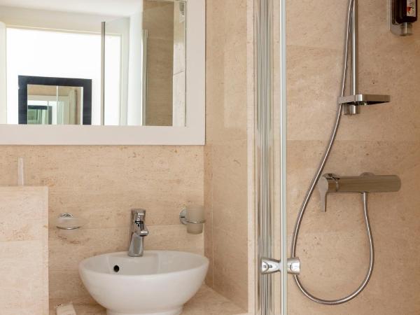 Hotel Alcyon : photo 3 de la chambre petite chambre double avec vue sur l'arrière de l'Établissement