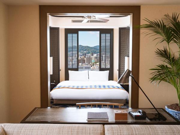 ORIENTAL HOTEL : photo 8 de la chambre king junior suite on higher floor with complimentary minibar