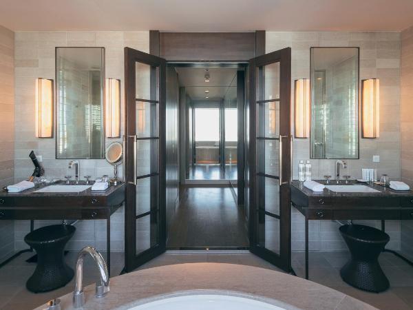 ORIENTAL HOTEL : photo 7 de la chambre king suite on higher floor with complimentary minibar