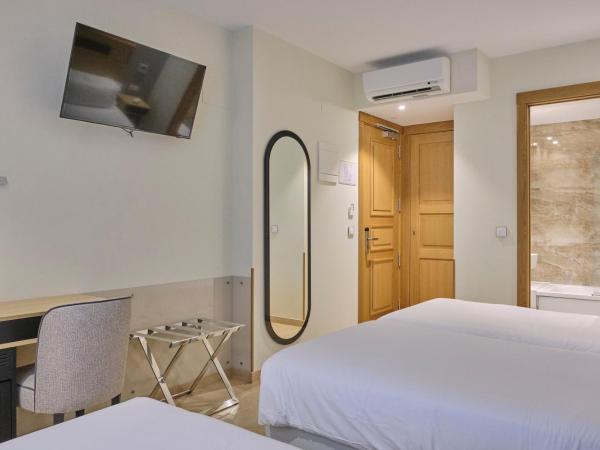 Hotel Praza Quintana : photo 5 de la chambre chambre double avec lit d'appoint