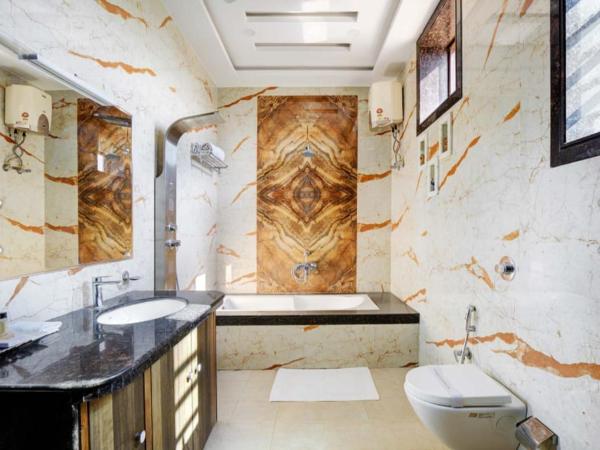 ZEST DAMODAR GARH - The Stress Free Zone : photo 1 de la chambre suite familiale avec balcon